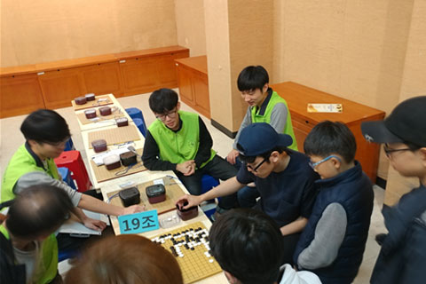 A Giwoohoe member working part-time as a referee at a Go tournament