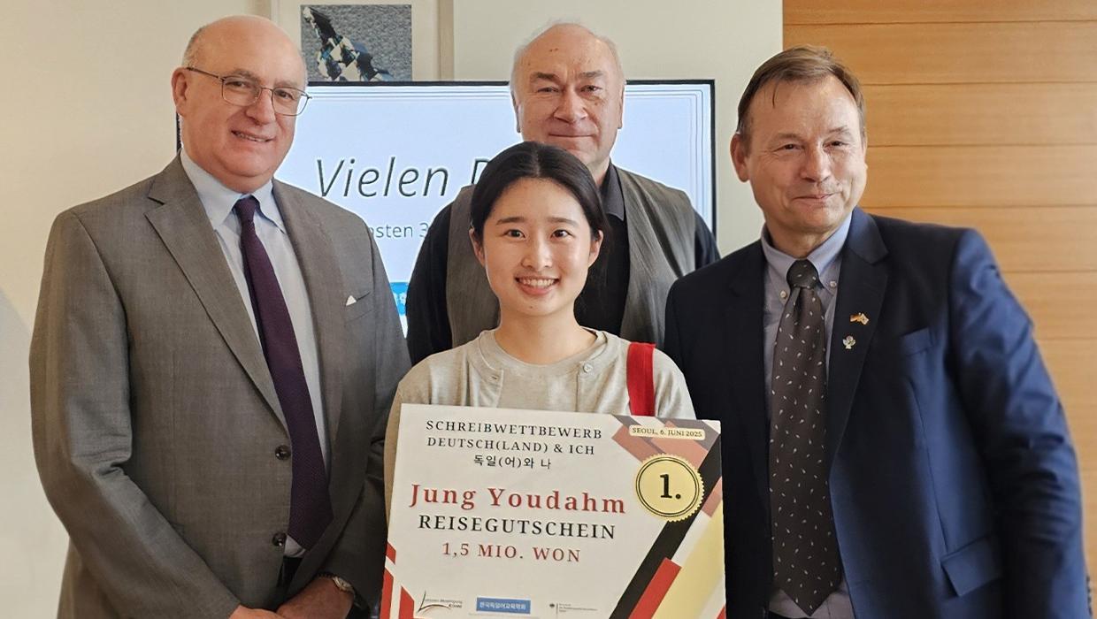 Yudam Jung, a student from the Department of German Language and Literature at Incheon National University, wins first place in the 30th Anniversary Essay Contest hosted by the German Professors' Association in Korea 대표이미지